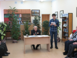 Вручение премии имени Виктора Пахомова Егору Козлову на встрече с членами ЛИТО «Пегас»